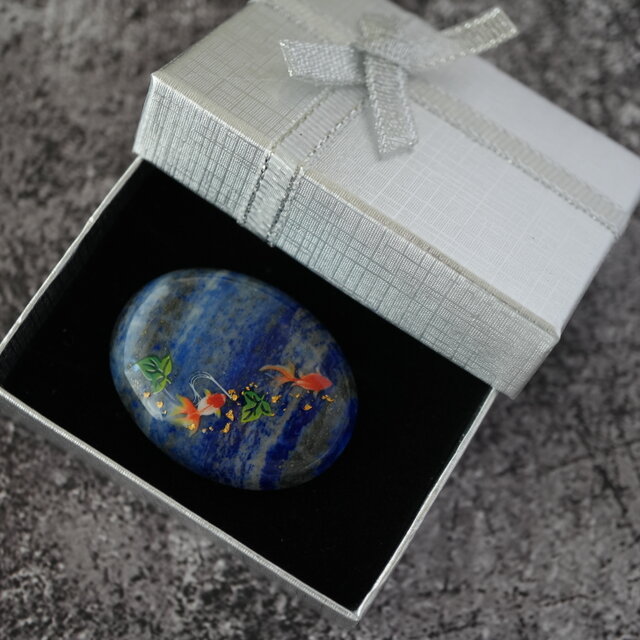 天然石ラピスラズリと金魚の帯留め／ポニーフック ブローチ | iichi