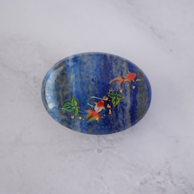 天然石ラピスラズリと金魚の帯留め／ポニーフック ブローチ | iichi