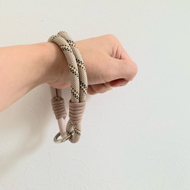 大人かわいい　ハンドストラップ   スマホストラップ　パラコード