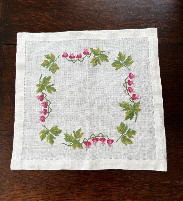 手刺繍テーブルセンター、ピンク