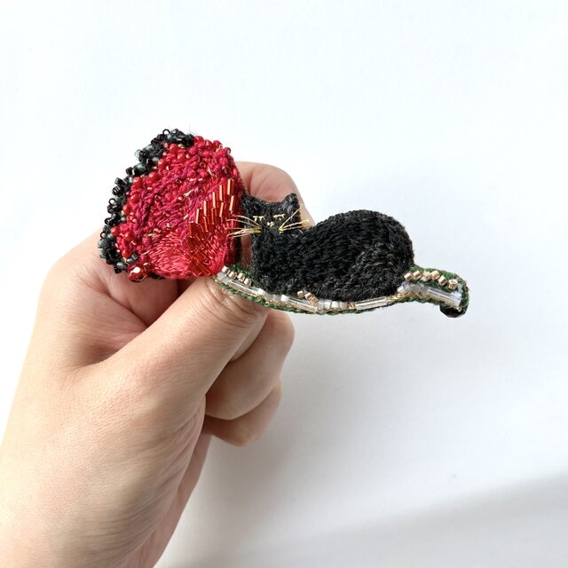 "hana to kuroneko" 花と黒猫　刺繍ブローチ