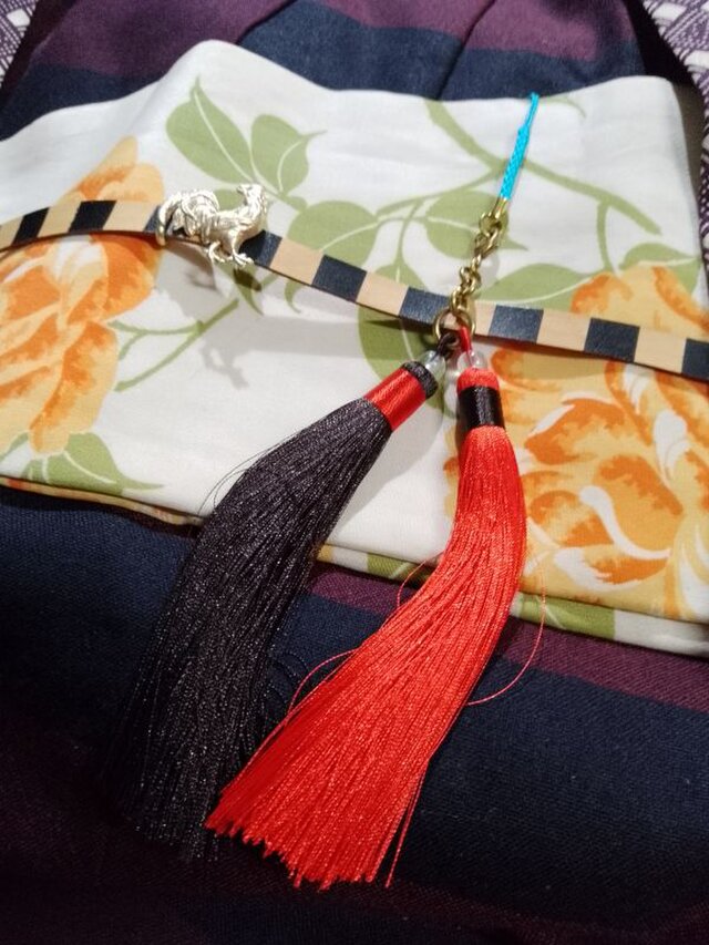 黒×赤バイカラータッセル根付ストラップ　着物や浴衣の帯飾り・かんざし・ネックレスパーツとしてのコピー