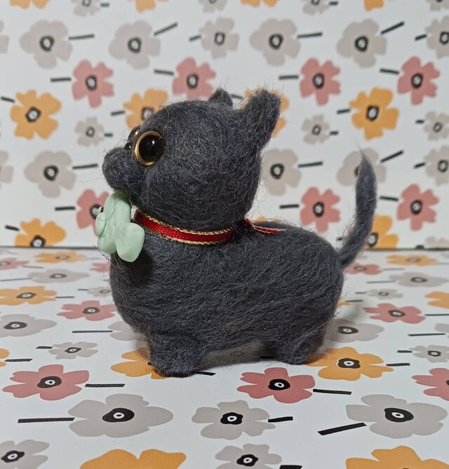 羊毛フェルトお魚くわえたロシアンブルー | iichi 日々の暮らしを