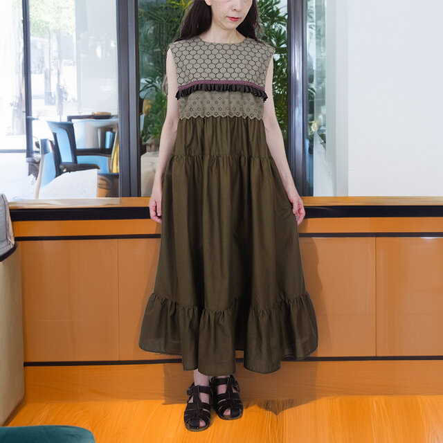 レイヤードレース×カーキコットンリネンのティアードワンピース