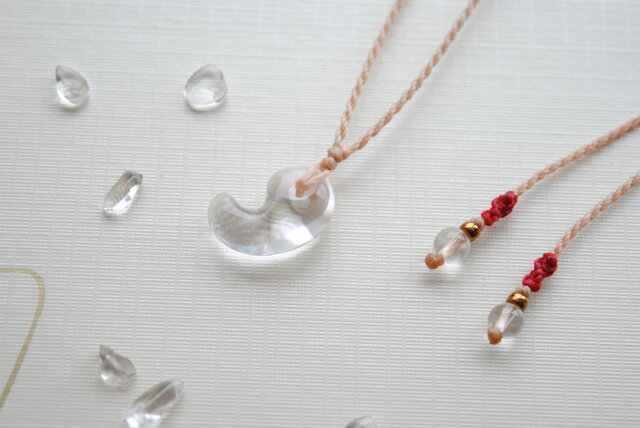 水晶勾玉ネックレス | iichi 日々の暮らしを心地よくするハンドメイド