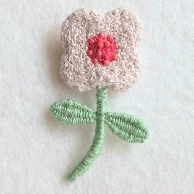 つぶつぶ・もこもこ　ジャムクッキーみたいなお花の刺繍ブローチ