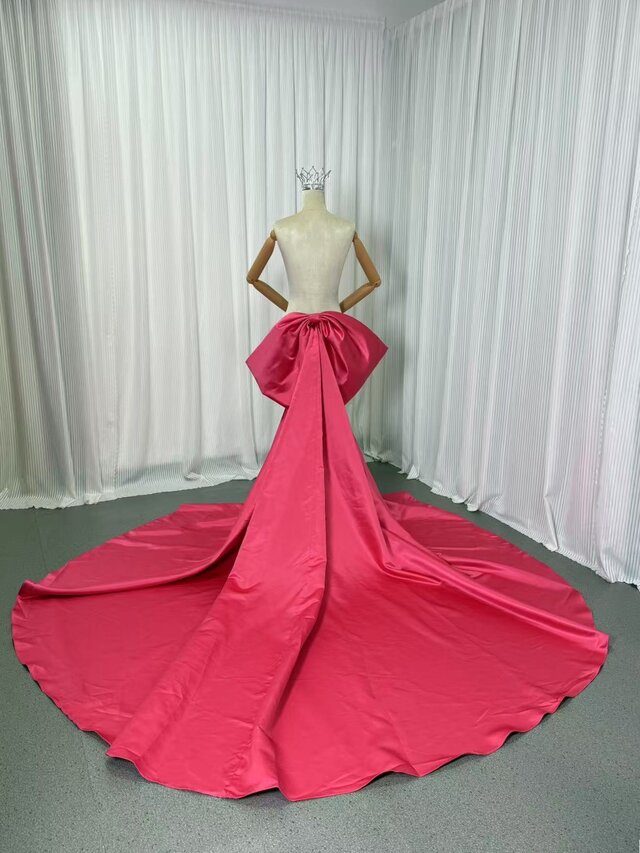 ビビッドピンク ふっくら柔らかなバックリボン 光沢サテン ロングトレーン