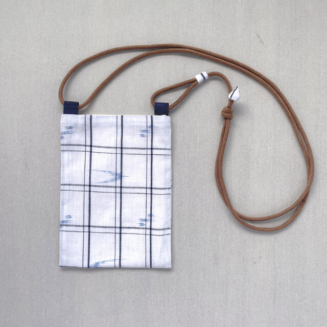 【1点もの】着物地のミニサコッシュ -浴衣地 白地に黒細線の格子と青の絣柄（ヴィンテージ） CRB637
