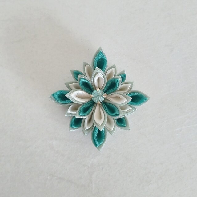 花咲み　ブローチ　星花 　エメラルドグリーン　つまみ細工