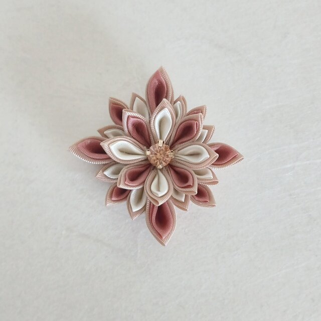 花咲み　ブローチ　星花 　サーモンピンク　つまみ細工