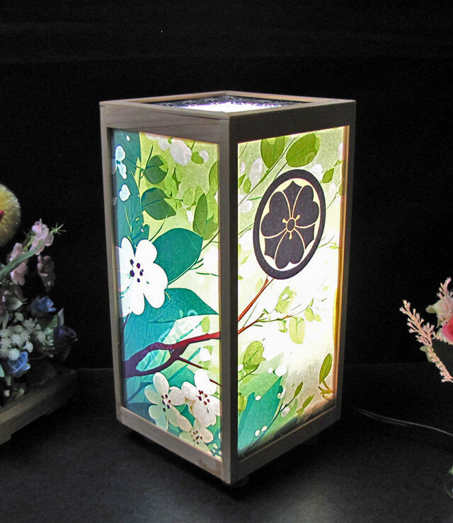 ◆家紋の宿り木=「丸に剣片喰」（家紋変更可）／至福の明り・心温まるひととき／LED昼白色･桧枠造・厚紙張貼・軽量／