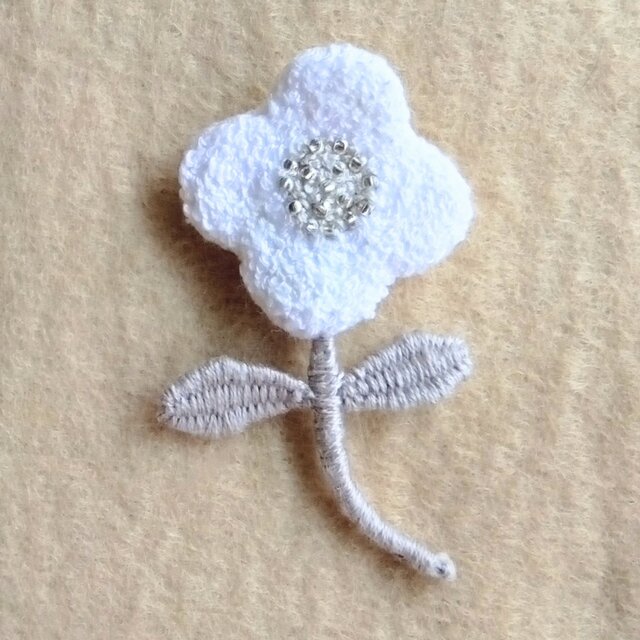 微細氷みたいなお花の刺繍ブローチ