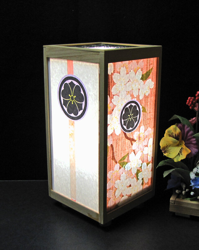 ◆家紋の宿り木=「丸に剣片喰」（家紋変更可）／至福の明り・心温まるひととき／LED昼白色･桧枠造・厚紙張貼・軽量／