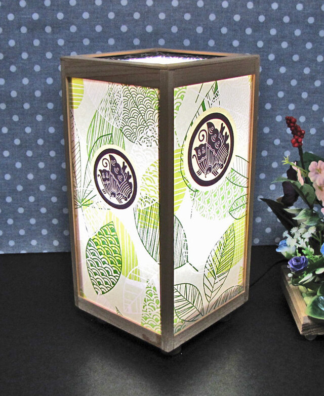 ◆家紋の宿り木=「丸に揚羽蝶」（家紋変更可）／至福の明り・心温まるひととき／LED昼白色･桧枠造・厚紙張貼・軽量／