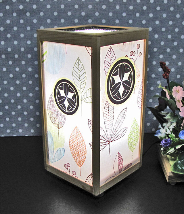 ◆家紋の宿り木=「丸に九枚笹」（家紋変更可）／至福の明り・心温まるひととき／LED昼白色･桧枠造・フイルム加工・軽量／