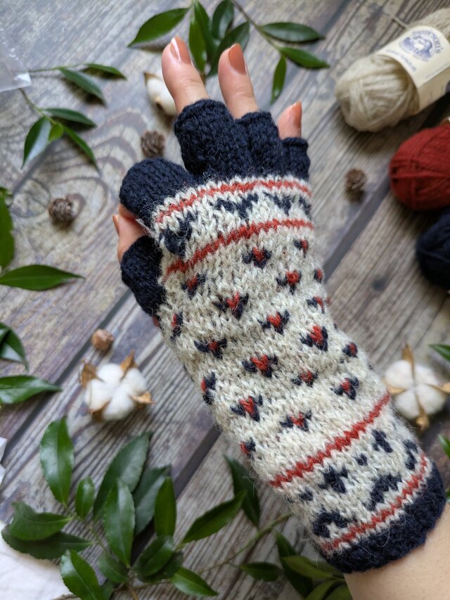 冬の休日〜紺と赤と白の模様編み指無し手袋（指長め）