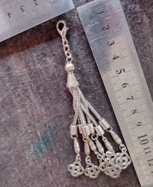 シルバー　金属カラータッセル根付ストラップ　着物や浴衣の帯飾り・かんざし・ネックレスパーツとして