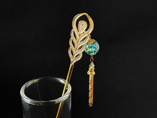 かんざし 孔雀の羽根と水色のとんぼ玉とチェーンタッセル ゴールド 一