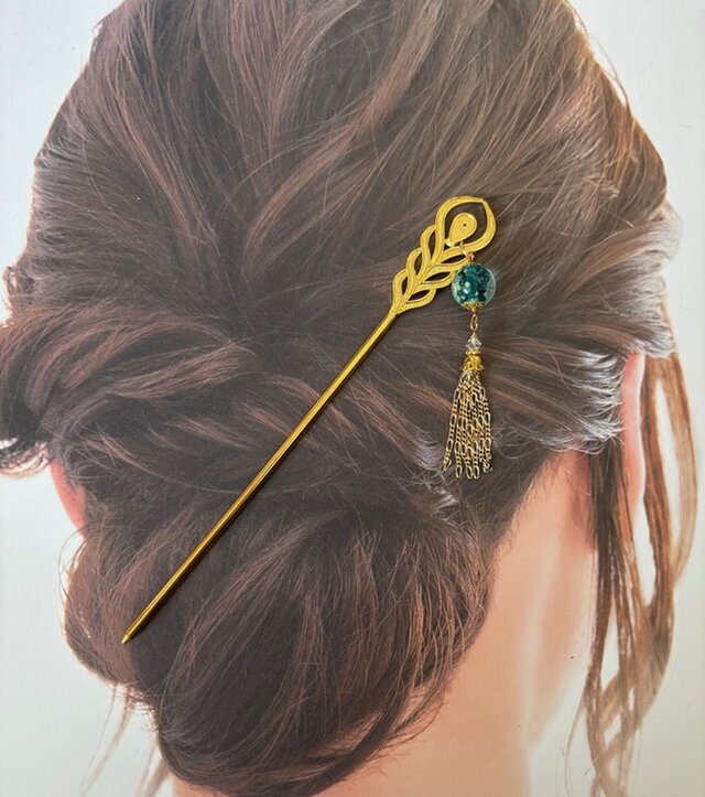 かんざし 孔雀の羽根と水色のとんぼ玉とチェーンタッセル ゴールド 一