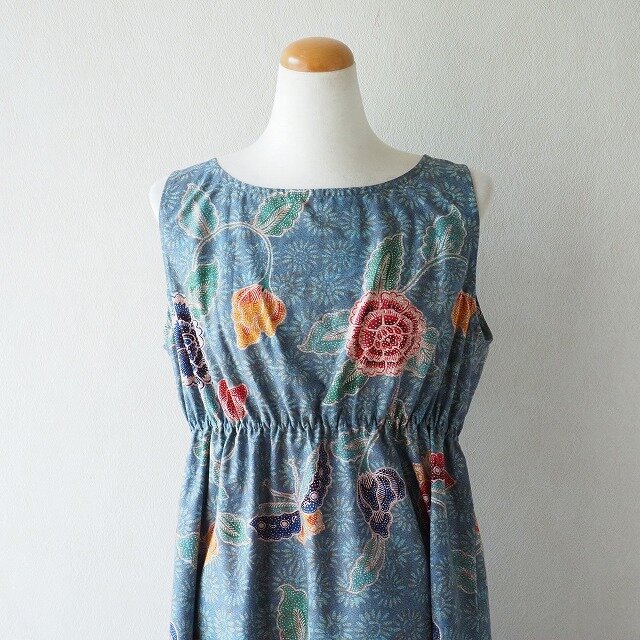 蝶が舞い飛ぶワンピース