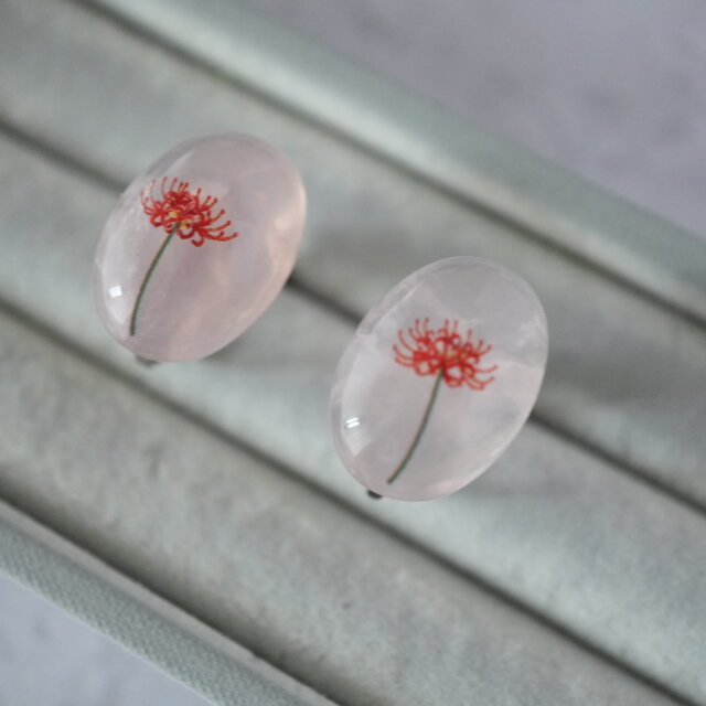 ローズクォーツと彼岸花のピアス（イヤリング金具変更可）
