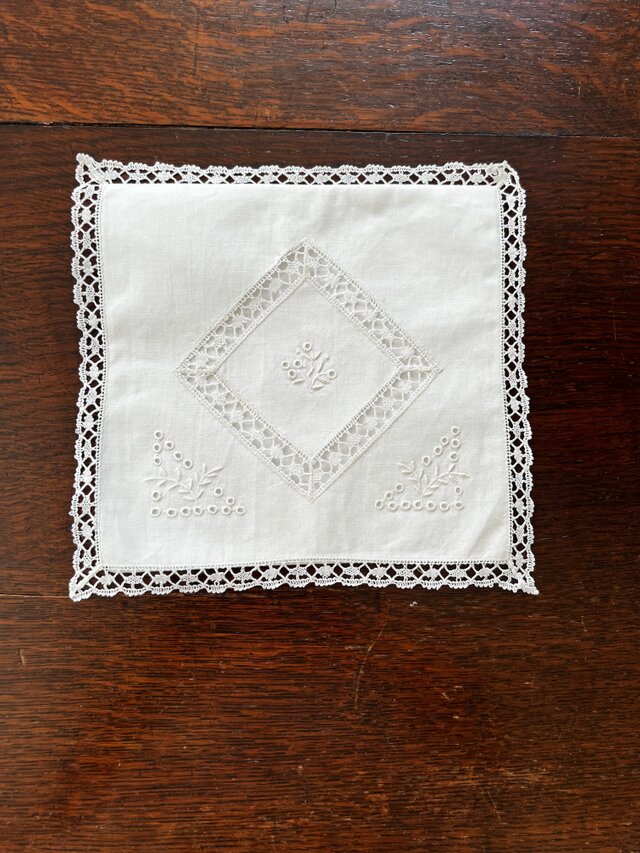 ホワイト刺繍ハンカチケース