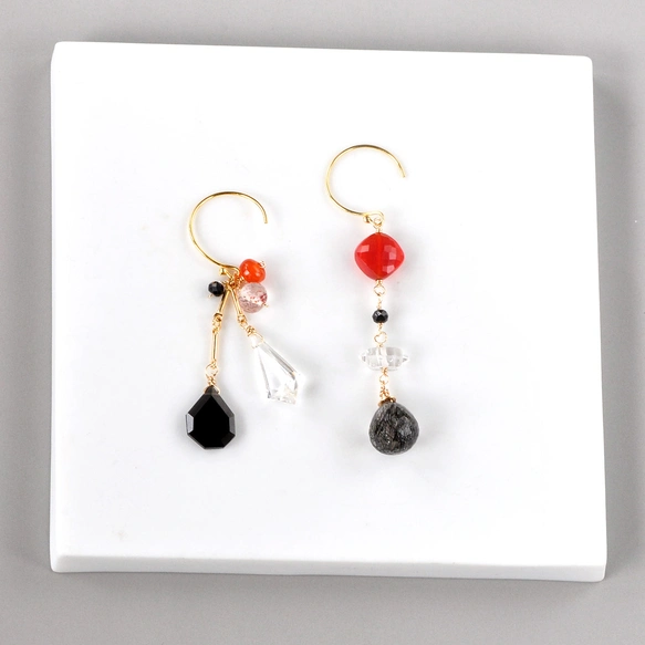 Red＆black Spice – カーネリアンとブラックルチルのアシンメトリーピアス –14kgf