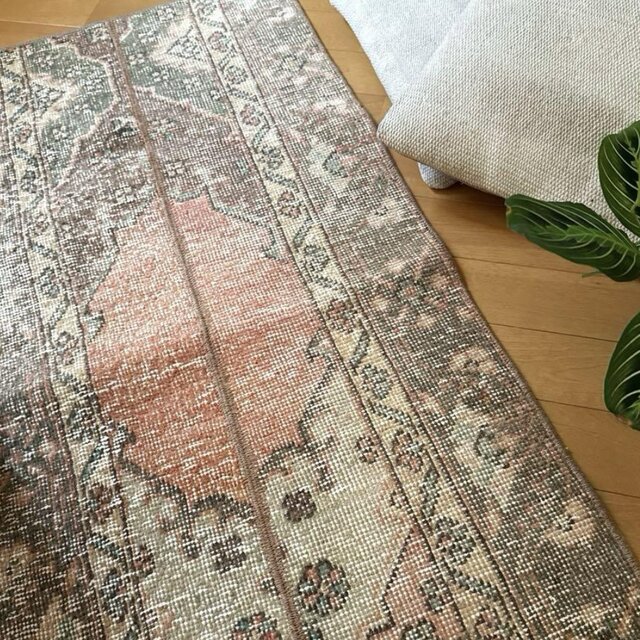 50×119パッチワーク　淡いサーモン×グレージュ　トルコヴィンテージラグ 50×119パッチワーク 淡いサーモン×グレージュ トルコ