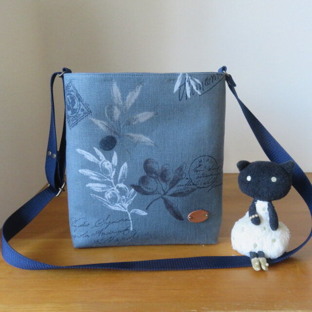 シンプルショルダーバッグ　小さめサイズ