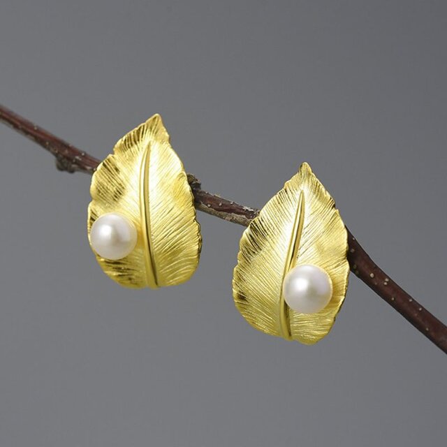 桜の葉のピアス - 特別な日の装いにもぴったり R422 | iichi 日々の 