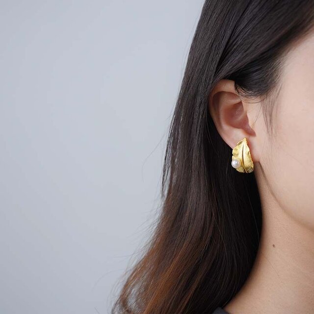 桜の葉のピアス - 特別な日の装いにもぴったり R422 | iichi