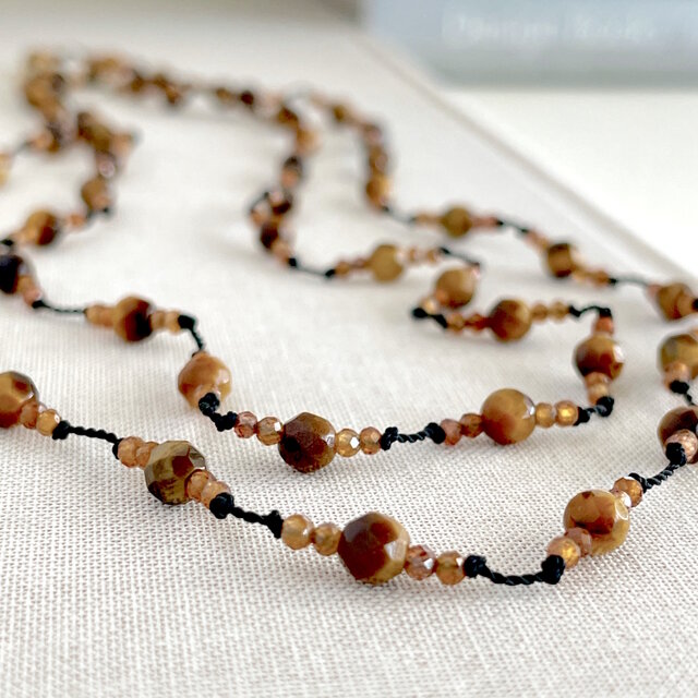 タイガーアイとグロシュラーガーネット（ヘソナイト）のロングコードネックレス