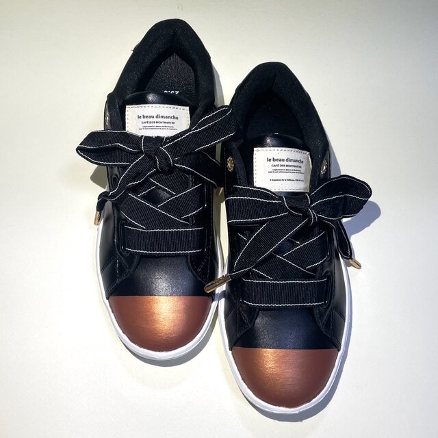 大きなリボン状の靴紐が可愛いバイカラー軽量コートスニーカー(ブラックxエナメルブラック) 22.5cm〜24.5cmのコピー