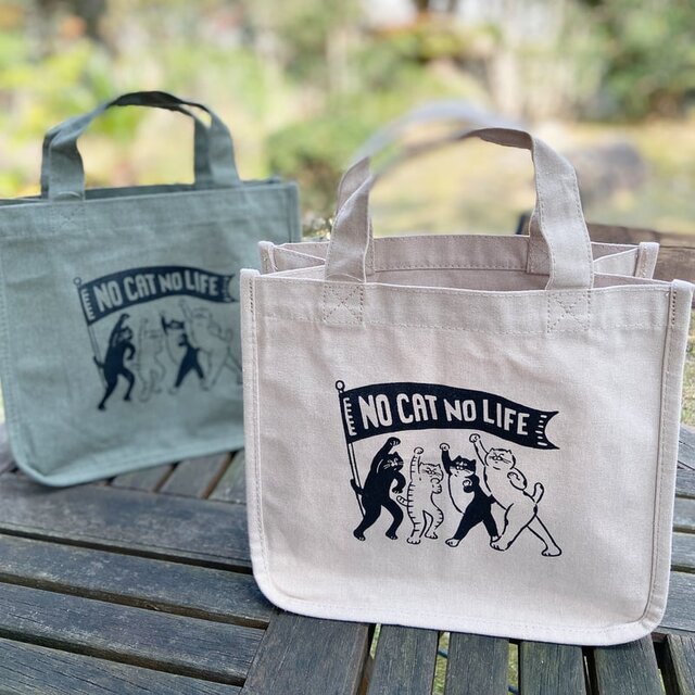 オリーブ トレーナーとトートバッグ