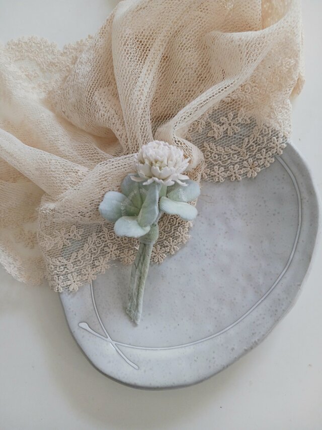 染め布花＊ナチュラル・しろつめくさと三つ葉と四つ葉のクローバーのコサージュ