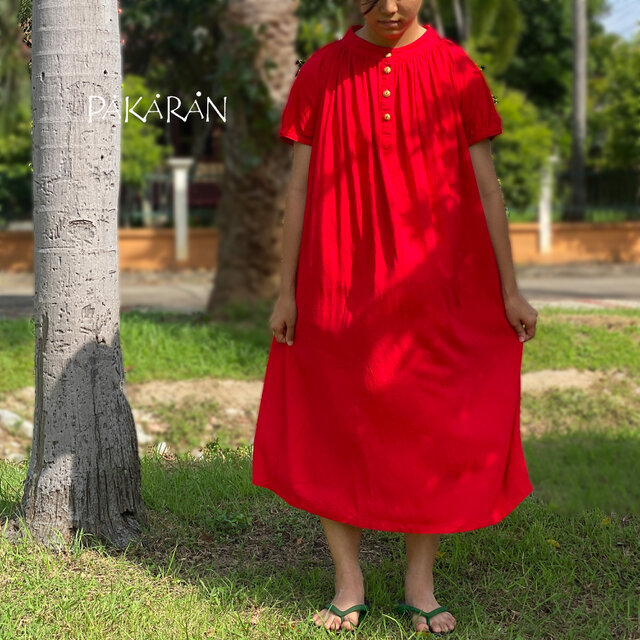 真っ赤なゆったりワンピース たっぷりギャザーで体型カバー コットンヘンプ生地で蒸れない半袖ロング丈ワンピ