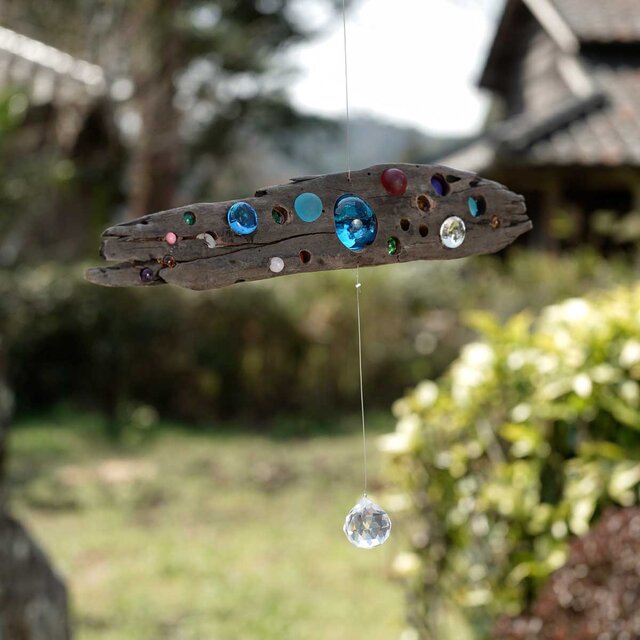 お部屋の中に太陽を　 流木とサンキャッチャー&モビール　窓の装飾 　ガラス玉　クリスタルプリズム　ビーチスタイル　５７