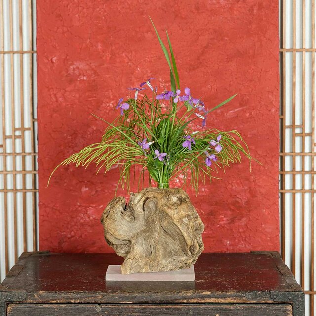 お気に入りの季節の花を飾って気持ちの良い空間を作ってみませんか？　流木の花器、木の花瓶、花器、小さな花瓶、９４