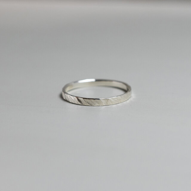 シルバーシンフラットリング 2.0mm幅 斜槌目｜FA-1142