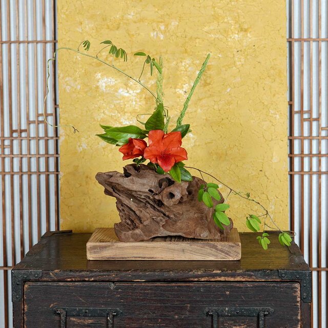 お気に入りの季節の花を飾って気持ちの良い空間を作ってみませんか？　流木の花器、木の花瓶、花器、小さな花瓶、９６