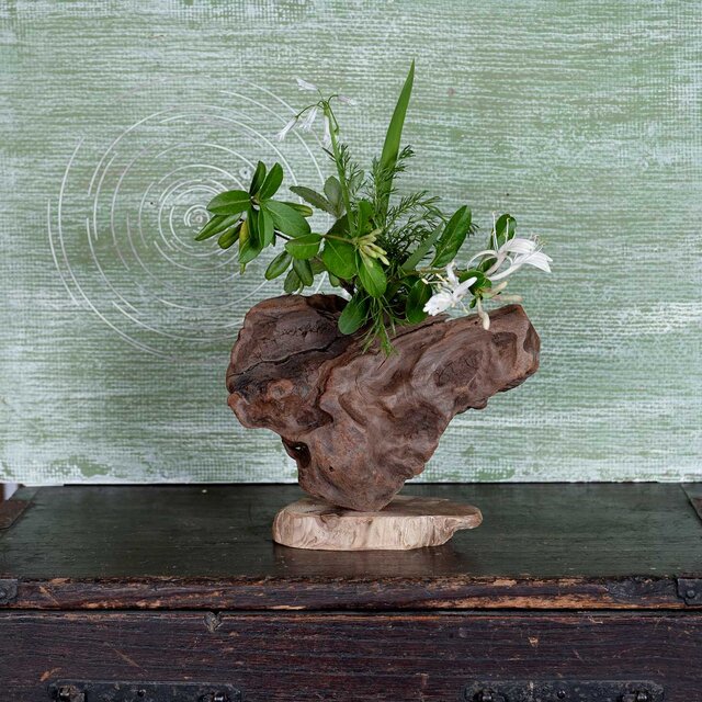 お気に入りの季節の花を飾って気持ちの良い空間を作ってみませんか？　流木の花器、木の花瓶、花器、小さな花瓶、９８