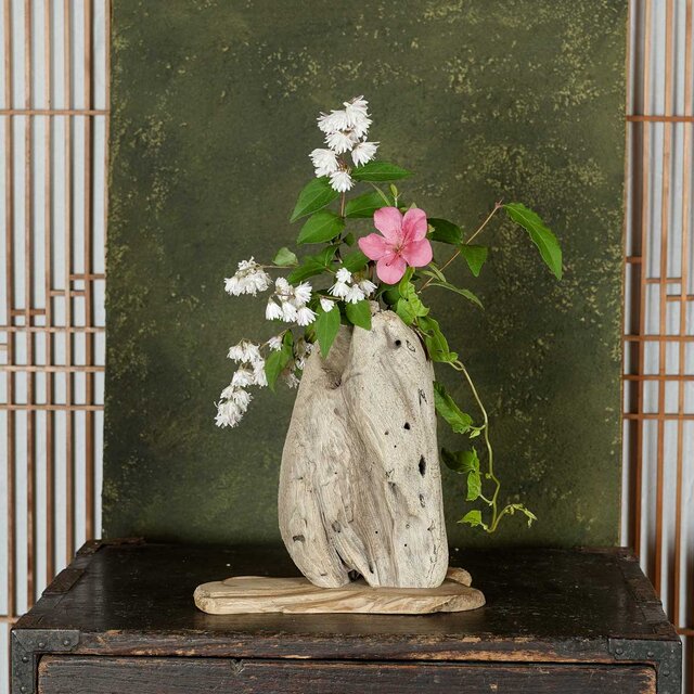 お気に入りの季節の花を飾って気持ちの良い空間を作ってみませんか？　流木の花器、木の花瓶、花器、小さな花瓶、９９
