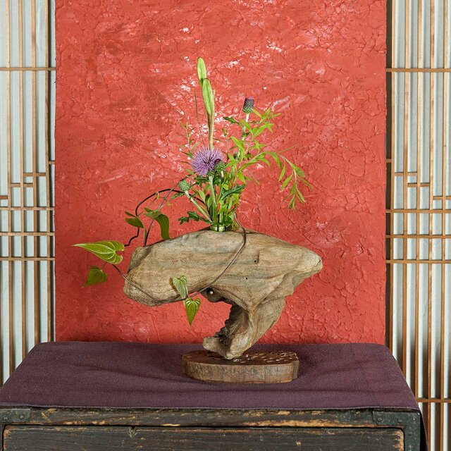 お気に入りの季節の花を飾って気持ちの良い空間を作ってみませんか？　流木の花器、木の花瓶、花器、小さな花瓶、１０１
