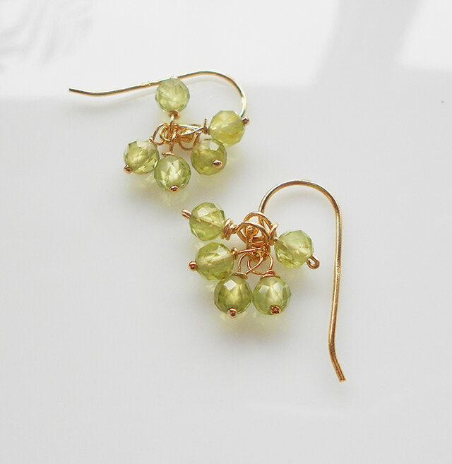 小さな妖精たち　ペリドットのつぶつぶピアス