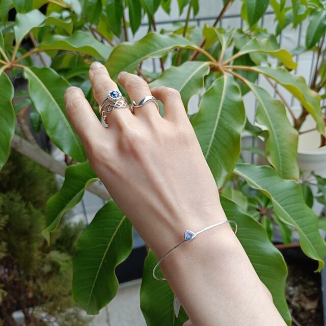 SV925］〜Hikari ヒカリ〜 タンザナイトのトリリアントカットバングル