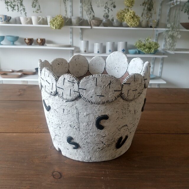 アルファベットレリーフの植木鉢