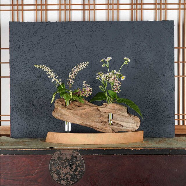 お気に入りの季節の花を飾って気持ちの良い空間を作ってみませんか？　流木の花器、木の花瓶、花器、小さな花瓶、１０５