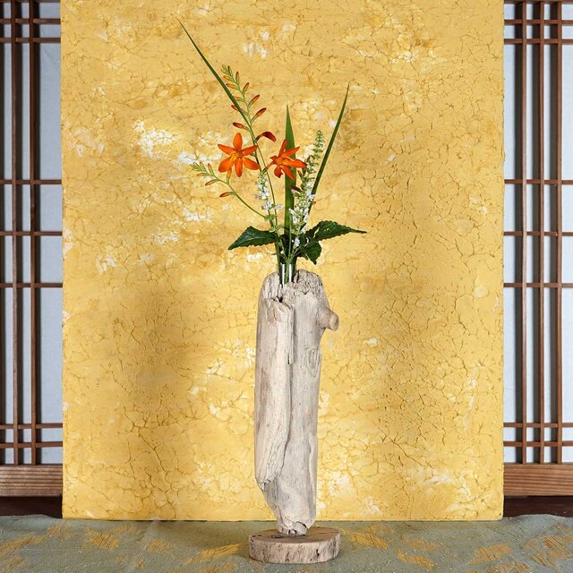 お気に入りの季節の花を飾って気持ちの良い空間を作ってみませんか？　流木の花器、木の花瓶、花器、小さな花瓶、１０８
