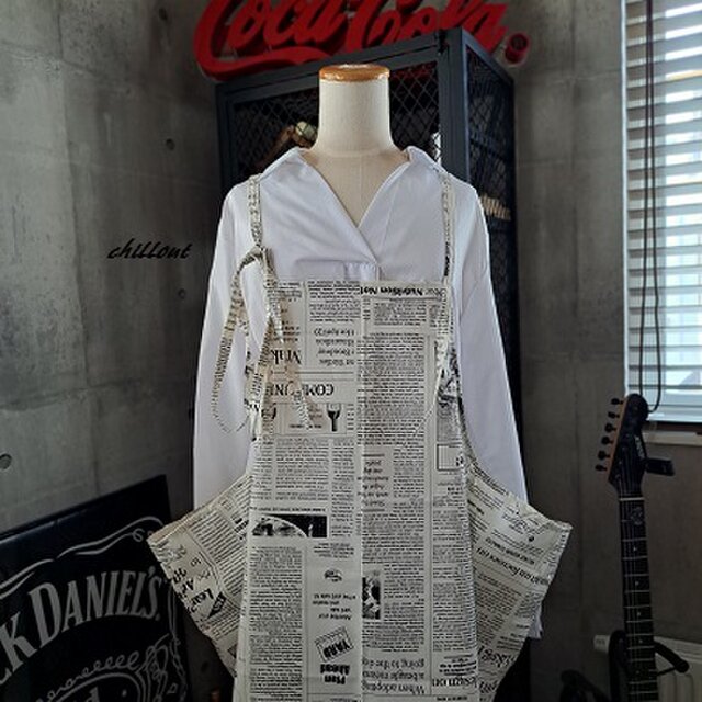 【背中がかわいい】エプロンドレス：英字新聞：生成【0780】