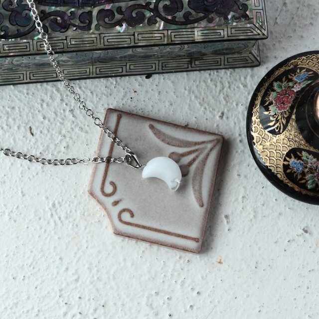 チェコガラスビーズ　ささやかなきらめきの三日月のネックレス　ホワイト